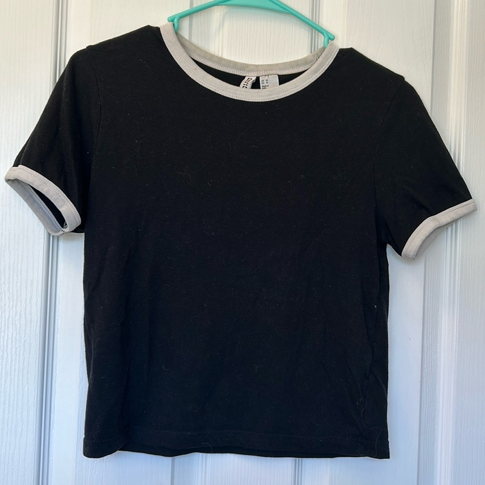 M H&M black tee